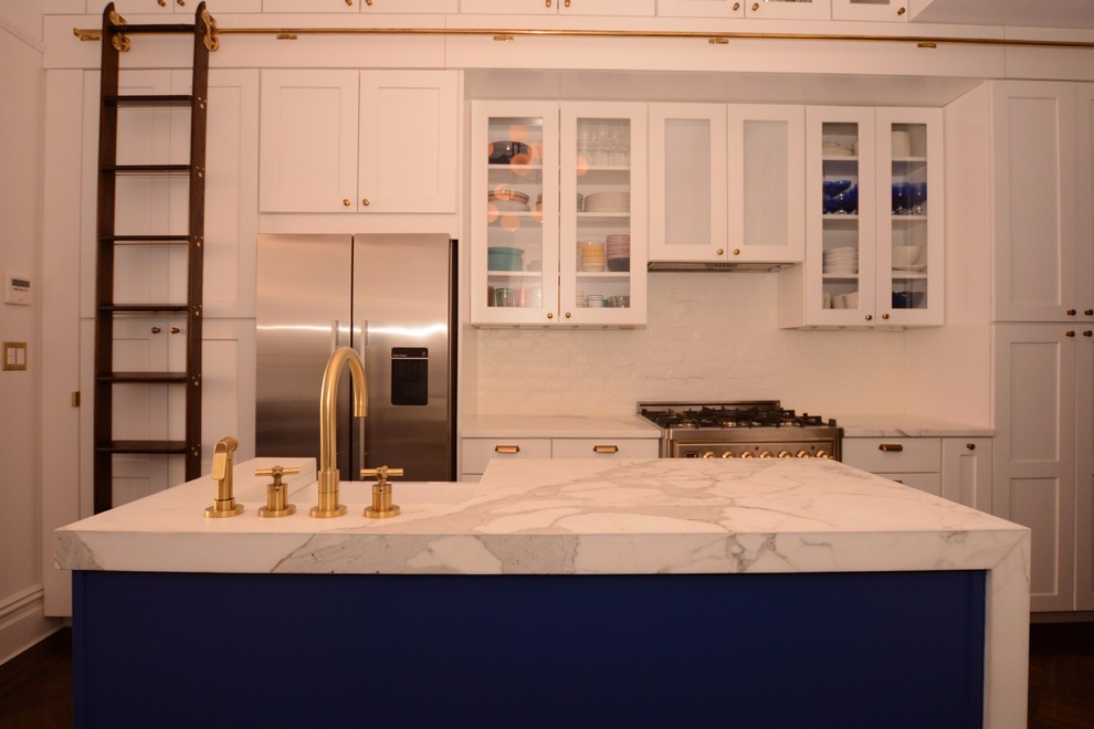 Klassisk inredning av ett mellanstort kök, med en rustik diskho, skåp i shakerstil, vita skåp, marmorbänkskiva, vitt stänkskydd, stänkskydd i tegel och en köksö