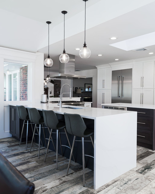 CALACATTA GOLD QUARTZ COUNTERTOPS Kitchen New York by Faithful