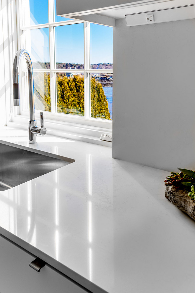 Inspiration för moderna vitt kök, med en undermonterad diskho, bänkskiva i kvarts, vitt stänkskydd, stänkskydd i sten och rostfria vitvaror