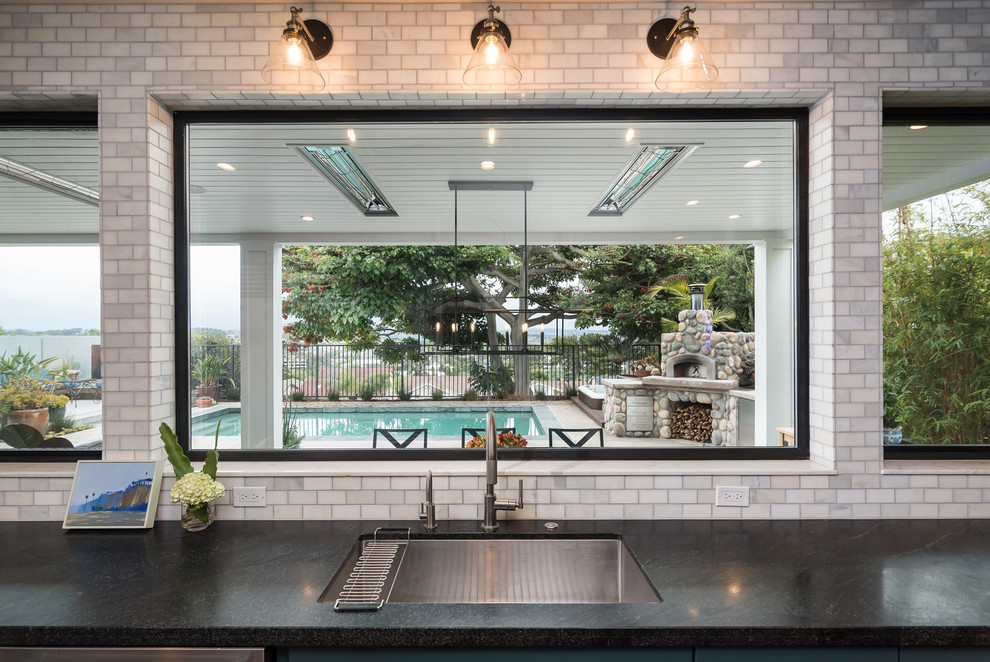 Offene, Zweizeilige, Mittelgroße Rustikale Küche mit Schrankfronten im Shaker-Stil, blauen Schränken, Granit-Arbeitsplatte und Halbinsel in San Diego