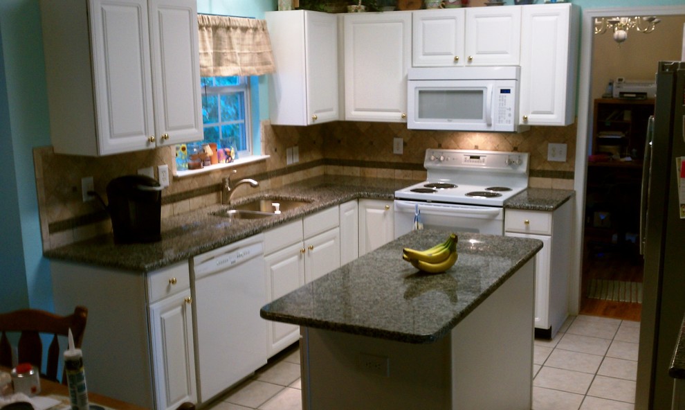 Elegant kitchen photo in Charlotte