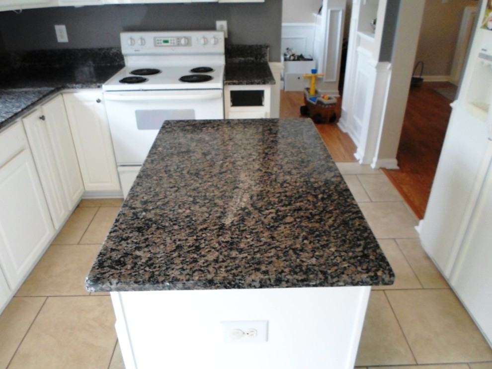 Kitchen - traditional kitchen idea in Charlotte