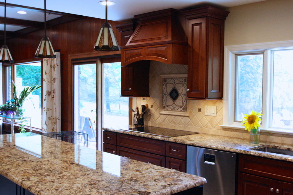 Exempel på ett stort klassiskt kök, med en undermonterad diskho, luckor med upphöjd panel, skåp i mörkt trä, granitbänkskiva, beige stänkskydd, stänkskydd i keramik, rostfria vitvaror, klinkergolv i keramik och en köksö