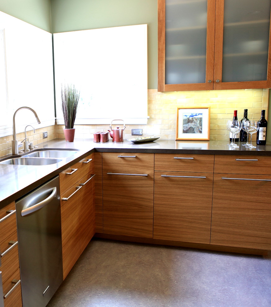 Foto på ett avskilt, mellanstort vintage l-kök, med en undermonterad diskho, släta luckor, skåp i mellenmörkt trä, bänkskiva i kvarts, gult stänkskydd, stänkskydd i keramik, rostfria vitvaror och linoleumgolv