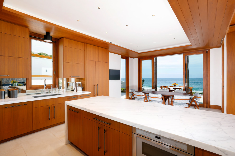 Esempio di una grande cucina moderna con lavello sottopiano, ante lisce, ante in legno scuro, top in marmo, paraspruzzi a specchio, elettrodomestici in acciaio inossidabile, pavimento beige e top bianco