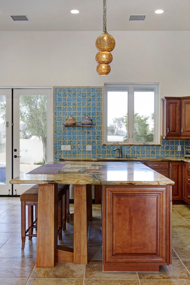 Offene, Mittelgroße Mediterrane Küche in L-Form mit Unterbauwaschbecken, profilierten Schrankfronten, hellbraunen Holzschränken, Onyx-Arbeitsplatte, Küchenrückwand in Blau, Küchengeräten aus Edelstahl, Keramikboden und Kücheninsel in Los Angeles