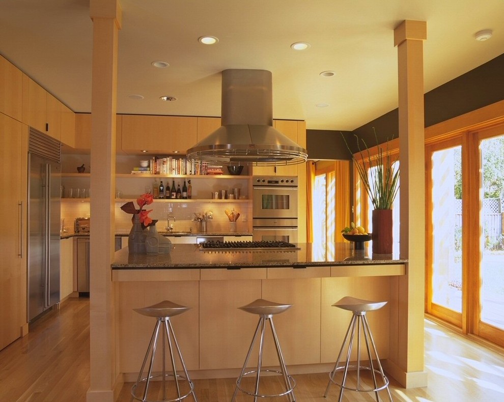 Idéer för att renovera ett funkis kök med öppen planlösning, med rostfria vitvaror, öppna hyllor och skåp i ljust trä