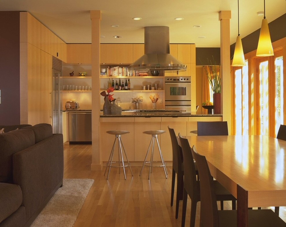 Cette photo montre une cuisine ouverte tendance en bois clair avec un placard sans porte, une crédence blanche et un électroménager en acier inoxydable.