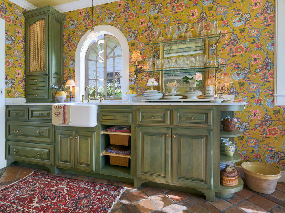 サクラメントにある高級な中くらいな地中海スタイルのおしゃれなII型キッチン (エプロンフロントシンク、大理石カウンター、テラコッタタイルの床) の写真