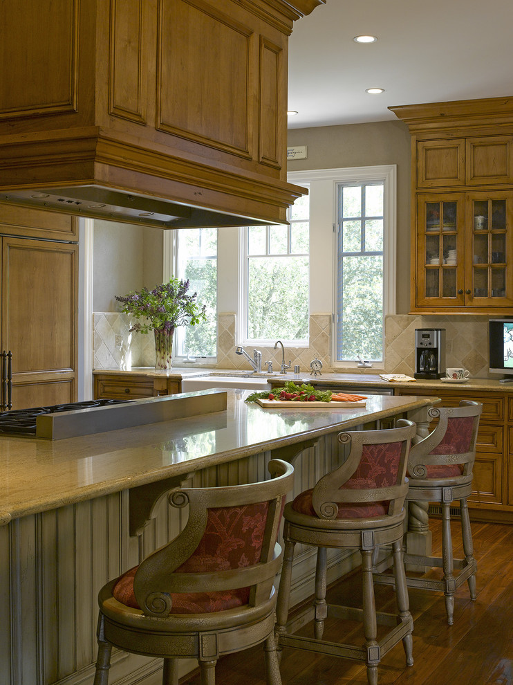 Foto på ett vintage kök, med luckor med profilerade fronter, skåp i mellenmörkt trä och integrerade vitvaror