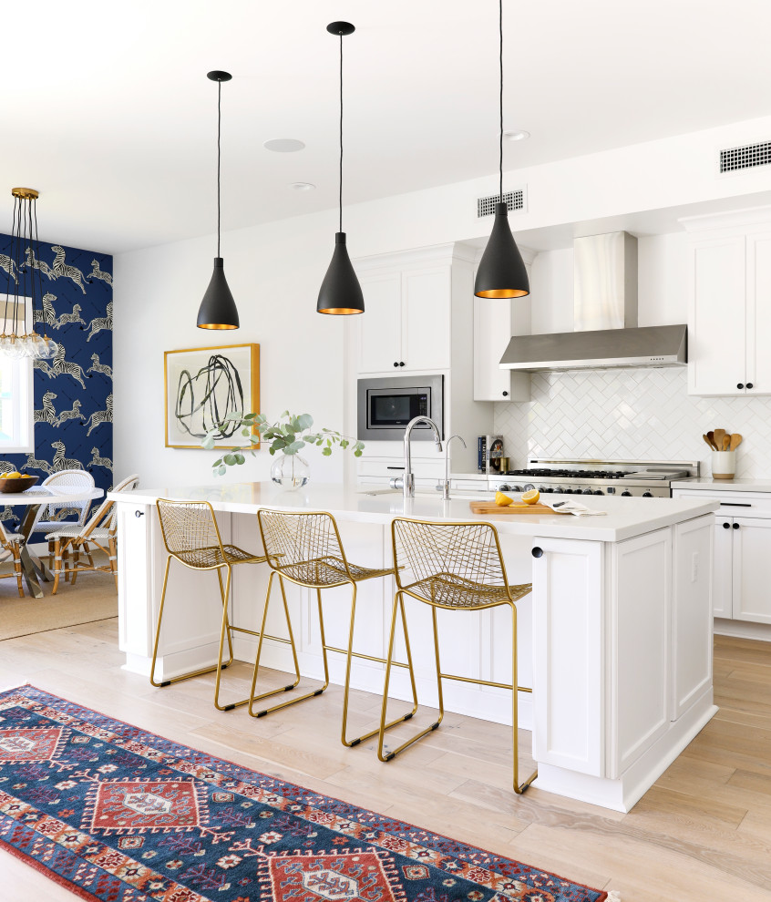 Источник вдохновения для домашнего уюта: кухня в современном стиле с белым фартуком, фартуком из керамической плитки, островом и белой столешницей