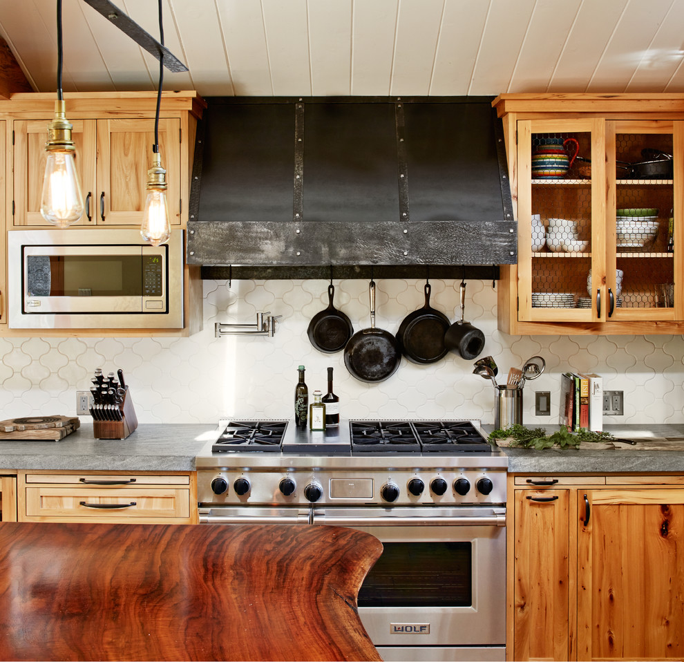 Idéer för stora rustika kök, med en rustik diskho, luckor med profilerade fronter, skåp i ljust trä, bänkskiva i kvartsit, vitt stänkskydd, stänkskydd i keramik, rostfria vitvaror, ljust trägolv och en köksö