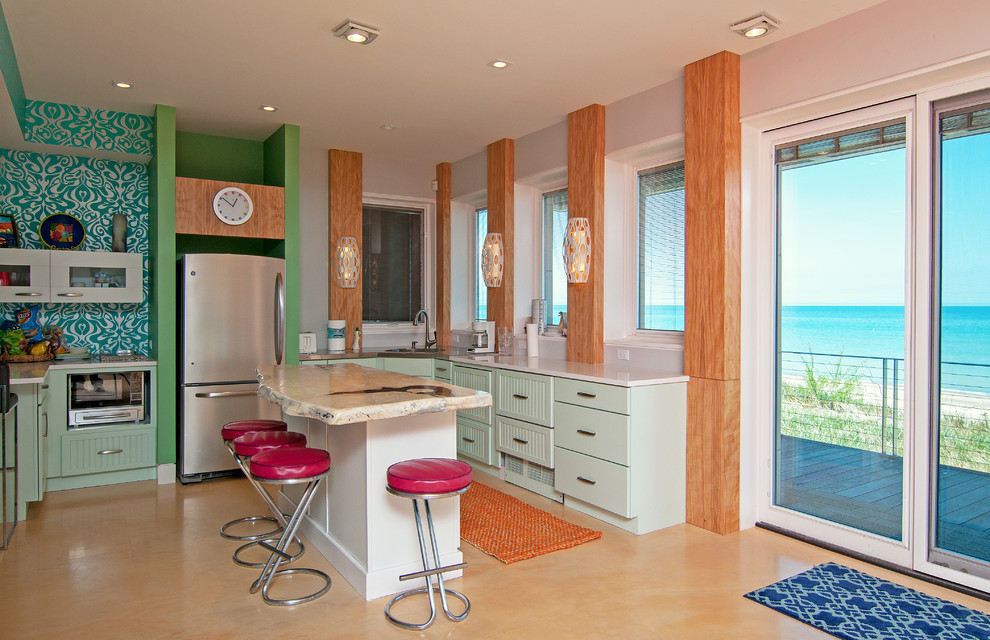 Esempio di una cucina stile marino con lavello sottopiano, ante con riquadro incassato, ante verdi, paraspruzzi verde, elettrodomestici in acciaio inossidabile, pavimento arancione e top bianco