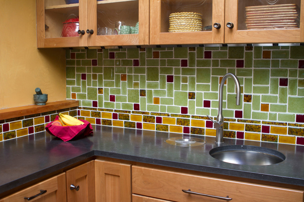 Foto di una cucina stile americano con top in cemento, paraspruzzi verde, elettrodomestici in acciaio inossidabile e pavimento in sughero