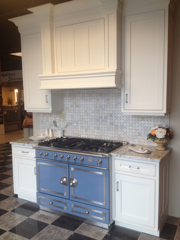 Foto de cocina comedor ecléctica con fregadero bajoencimera, puertas de armario blancas, encimera de granito, salpicadero beige y electrodomésticos de colores