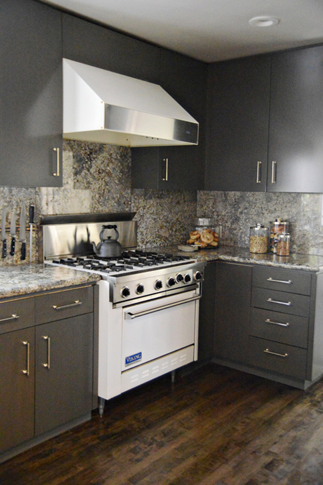 Exempel på ett mellanstort modernt l-kök, med vita vitvaror, släta luckor, granitbänkskiva, stänkskydd i sten och mörkt trägolv