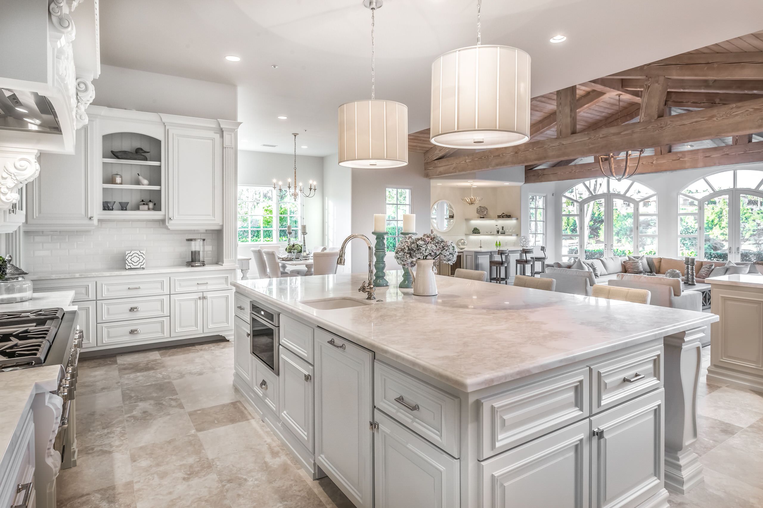 https://st.hzcdn.com/simgs/pictures/kitchens/calming-luxury-interior-design-in-a-golf-course-home-in-north-san-diego-kern-and-co-susan-spath-interior-design-img~c1113269079d76d9_14-5248-1-5a54fa3.jpg