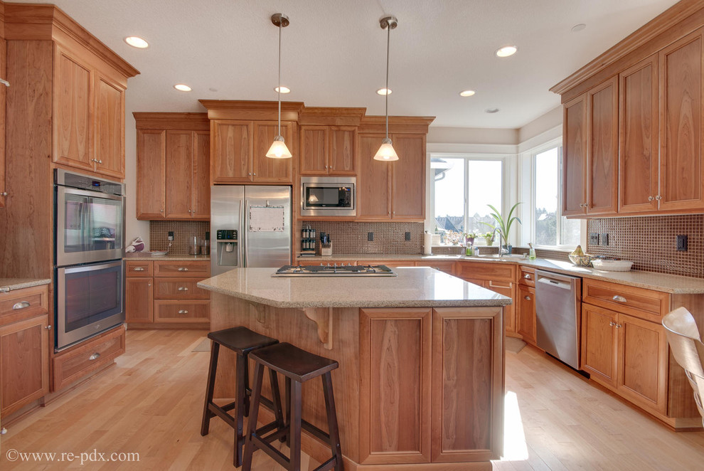 Mittelgroße Rustikale Küche mit hellbraunen Holzschränken, Küchenrückwand in Braun, braunem Holzboden und Kücheninsel in Portland