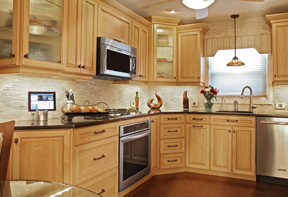 Foto på ett stort amerikanskt kök, med en enkel diskho, luckor med upphöjd panel, skåp i ljust trä, bänkskiva i kvartsit, beige stänkskydd, stänkskydd i keramik, rostfria vitvaror och mörkt trägolv