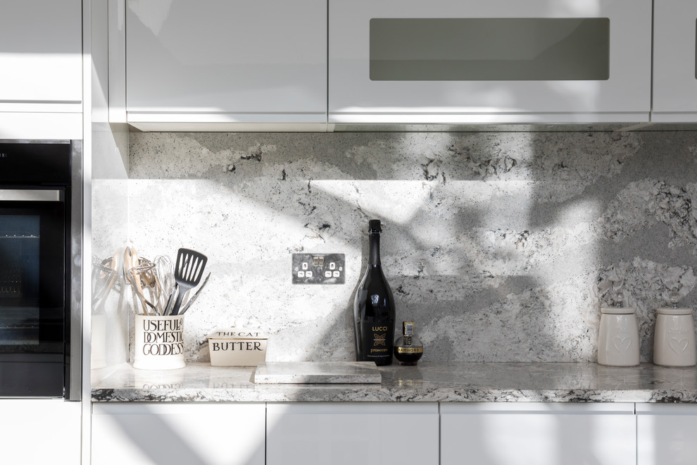 Idéer för ett stort modernt kök, med vita skåp, marmorbänkskiva, vitt stänkskydd och stänkskydd i sten