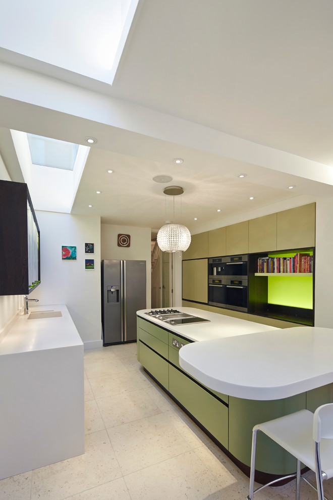 Diseño de cocina contemporánea con armarios con paneles lisos, electrodomésticos de acero inoxidable y puertas de armario verdes