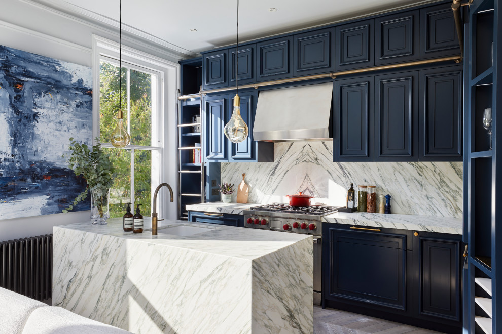 Idéer för vintage flerfärgat kök, med en undermonterad diskho, luckor med infälld panel, blå skåp, marmorbänkskiva, flerfärgad stänkskydd, stänkskydd i marmor, mellanmörkt trägolv, en köksö och brunt golv