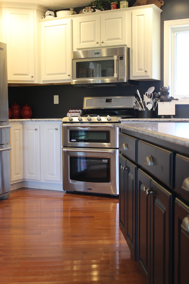 Bild på ett stort rustikt kök, med en rustik diskho, luckor med upphöjd panel, vita skåp, bänkskiva i kvarts, rostfria vitvaror, ljust trägolv och en köksö