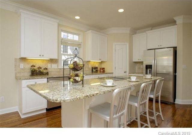 Immagine di una grande cucina chic con ante in stile shaker, ante bianche, top in granito e paraspruzzi beige