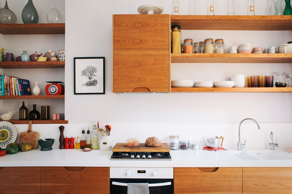 Immagine di una cucina lineare minimalista di medie dimensioni con lavello a doppia vasca, ante lisce, ante bianche, top in quarzite, elettrodomestici bianchi e top bianco