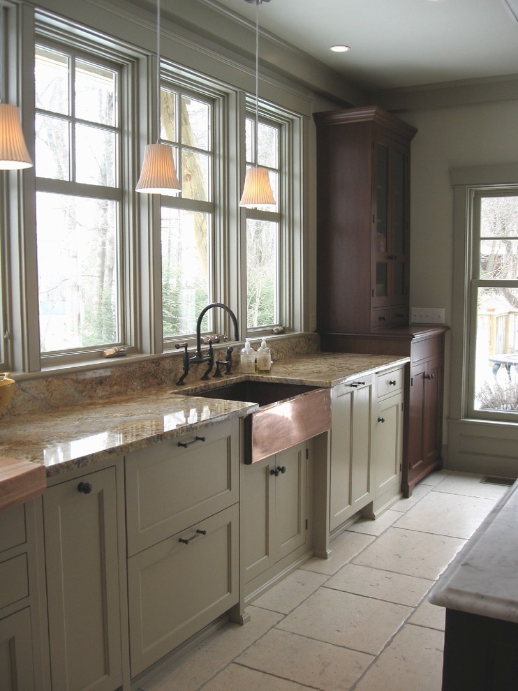 Idéer för att renovera ett avskilt, mellanstort vintage l-kök, med en rustik diskho, skåp i shakerstil, vita skåp, marmorbänkskiva, grått stänkskydd, stänkskydd i stenkakel, rostfria vitvaror, travertin golv och en köksö