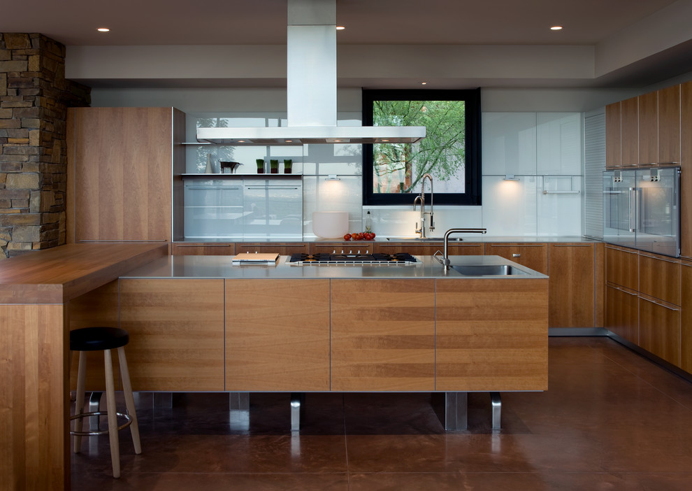 На фото: параллельная кухня в современном стиле с врезной мойкой, плоскими фасадами и фасадами цвета дерева среднего тона с