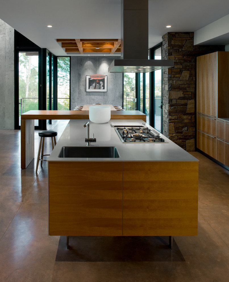 Immagine di una cucina design con ante lisce, ante in legno chiaro e top in legno