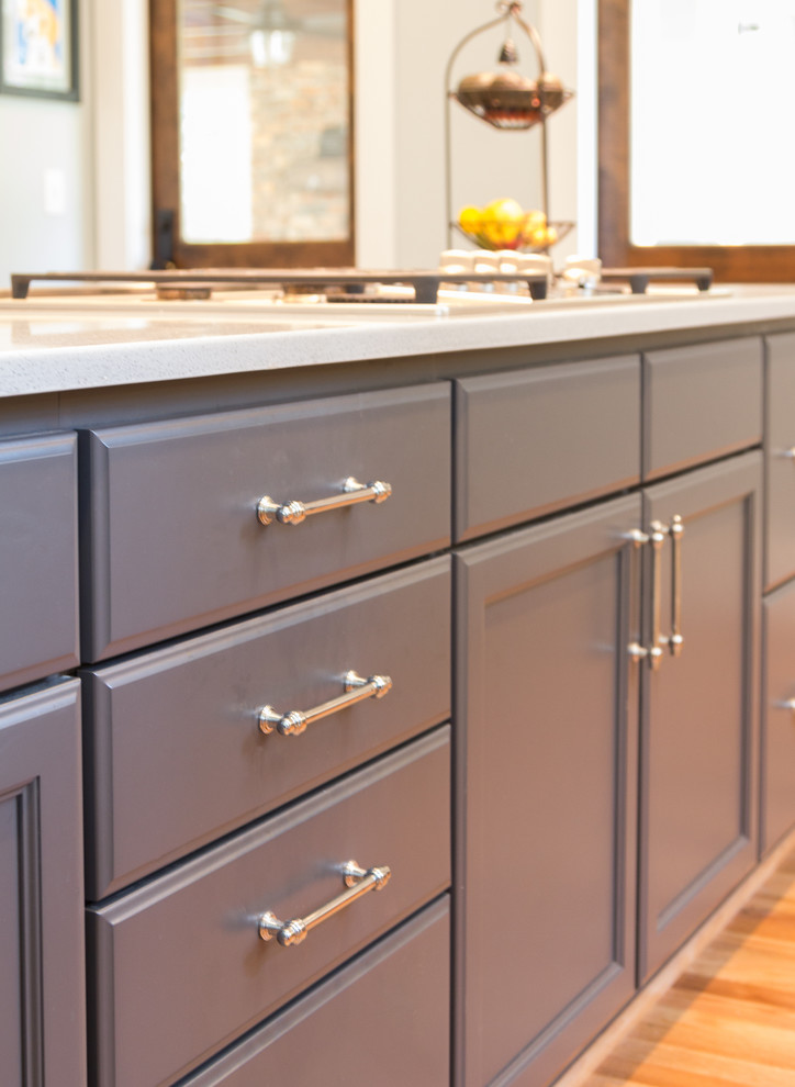 ローリーにあるトランジショナルスタイルのおしゃれなキッチン (シングルシンク、再生ガラスカウンター、ガラスタイルのキッチンパネル、シルバーの調理設備、グレーのキャビネット) の写真