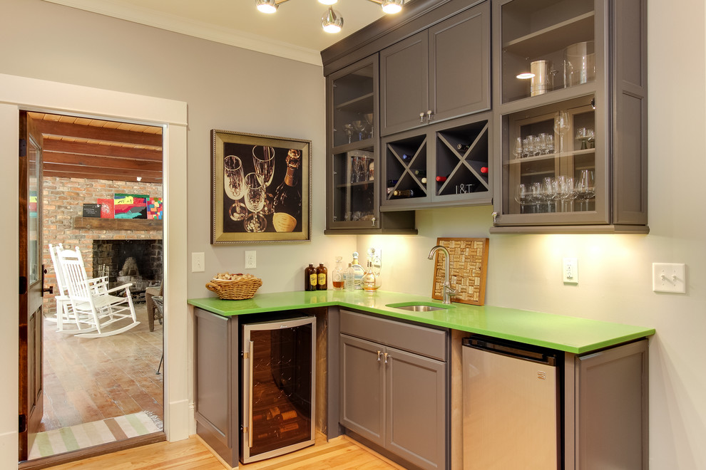 Idee per una cucina classica con pavimento in legno massello medio e top verde