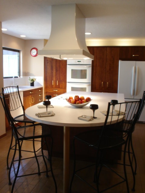 Exempel på ett mycket stort klassiskt kök, med en nedsänkt diskho, släta luckor, bruna skåp, laminatbänkskiva, vitt stänkskydd, vita vitvaror, tegelgolv, en köksö och brunt golv