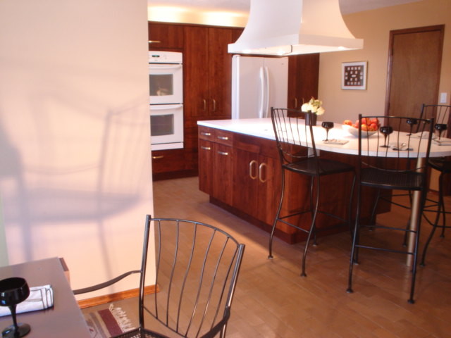Immagine di un'ampia cucina classica con lavello da incasso, ante lisce, ante marroni, top in laminato, paraspruzzi bianco, elettrodomestici bianchi, pavimento in mattoni e pavimento marrone