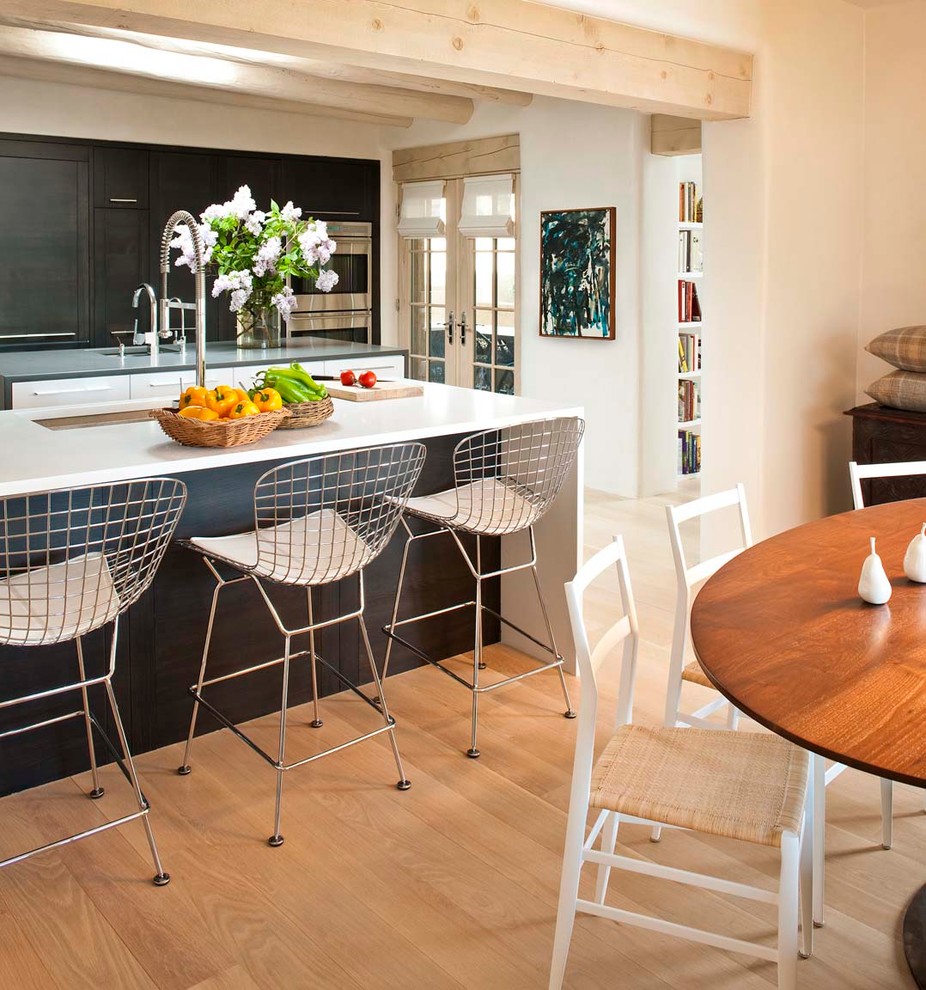 Esempio di una cucina abitabile minimal con lavello sottopiano, ante in stile shaker e ante nere