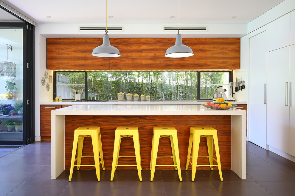 Idée de décoration pour une cuisine parallèle design en bois brun avec un placard à porte plane, fenêtre et îlot.
