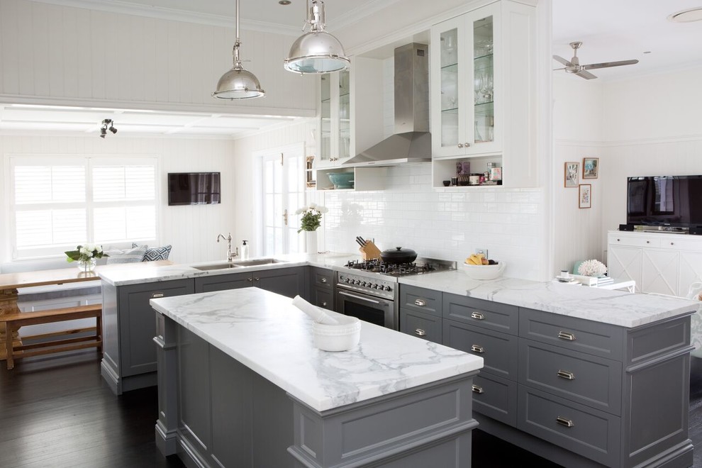 Exempel på ett klassiskt kök, med en dubbel diskho, skåp i shakerstil, grå skåp, marmorbänkskiva, vitt stänkskydd, rostfria vitvaror, mörkt trägolv och en köksö