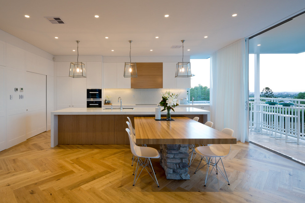 Источник вдохновения для домашнего уюта: кухня в современном стиле с плоскими фасадами, белыми фасадами и паркетным полом среднего тона