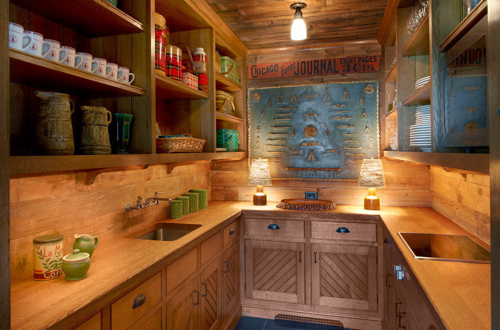 Idéer för små rustika u-kök, med en undermonterad diskho, öppna hyllor, skåp i mellenmörkt trä och träbänkskiva
