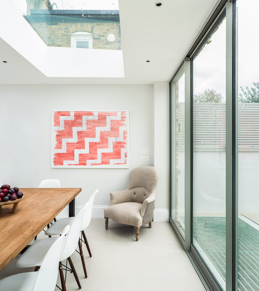 Moderne Wohnküche mit weißen Schränken, Keramikboden und Halbinsel in London