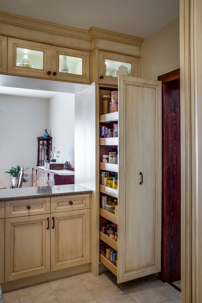 Klassisk inredning av ett mellanstort kök, med luckor med infälld panel, skåp i slitet trä, granitbänkskiva, flerfärgad stänkskydd, stänkskydd i stickkakel, rostfria vitvaror, klinkergolv i keramik och en köksö
