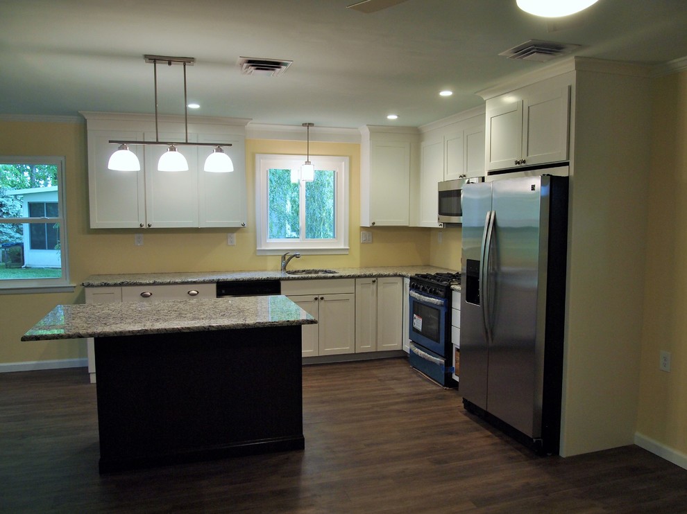 Exempel på ett mellanstort modernt kök, med skåp i shakerstil, vita skåp, granitbänkskiva, rostfria vitvaror, en köksö, en undermonterad diskho och brunt golv