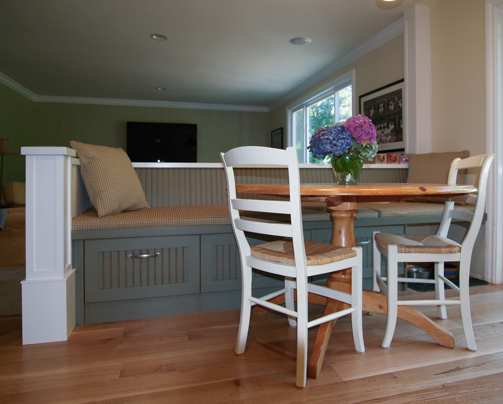 Aménagement d'une salle à manger classique de taille moyenne avec un sol en bois brun, un sol beige, une banquette d'angle et un mur beige.