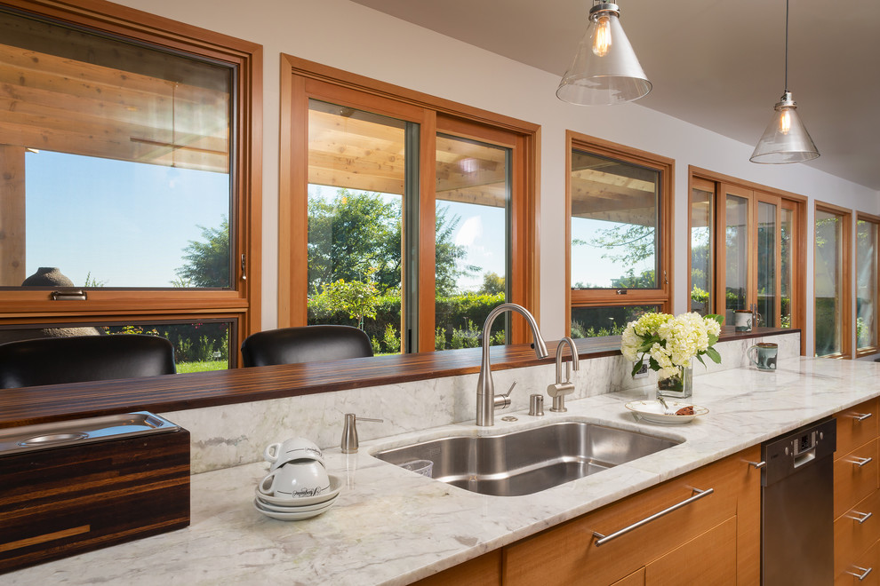 Exempel på ett stort modernt kök, med en undermonterad diskho, släta luckor, bänkskiva i kvartsit, stänkskydd med metallisk yta, glaspanel som stänkskydd, rostfria vitvaror, mellanmörkt trägolv, en köksö och skåp i mellenmörkt trä