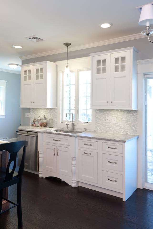 Foto di una cucina di medie dimensioni con lavello sottopiano, ante bianche, top in granito, paraspruzzi grigio, elettrodomestici in acciaio inossidabile e parquet scuro