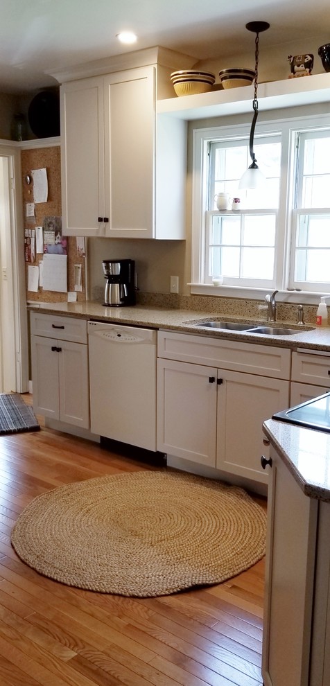 Immagine di una cucina shabby-chic style chiusa con lavello sottopiano, ante in stile shaker e ante bianche