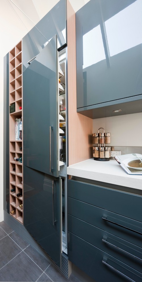 Idee per una cucina contemporanea di medie dimensioni con lavello sottopiano, ante grigie, paraspruzzi a effetto metallico, elettrodomestici in acciaio inossidabile e pavimento con piastrelle in ceramica