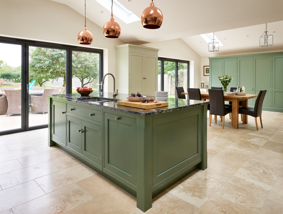 Offene, Einzeilige, Große Moderne Küche mit grünen Schränken, Granit-Arbeitsplatte, Küchenrückwand in Schwarz, Küchengeräten aus Edelstahl und Kücheninsel in Essex
